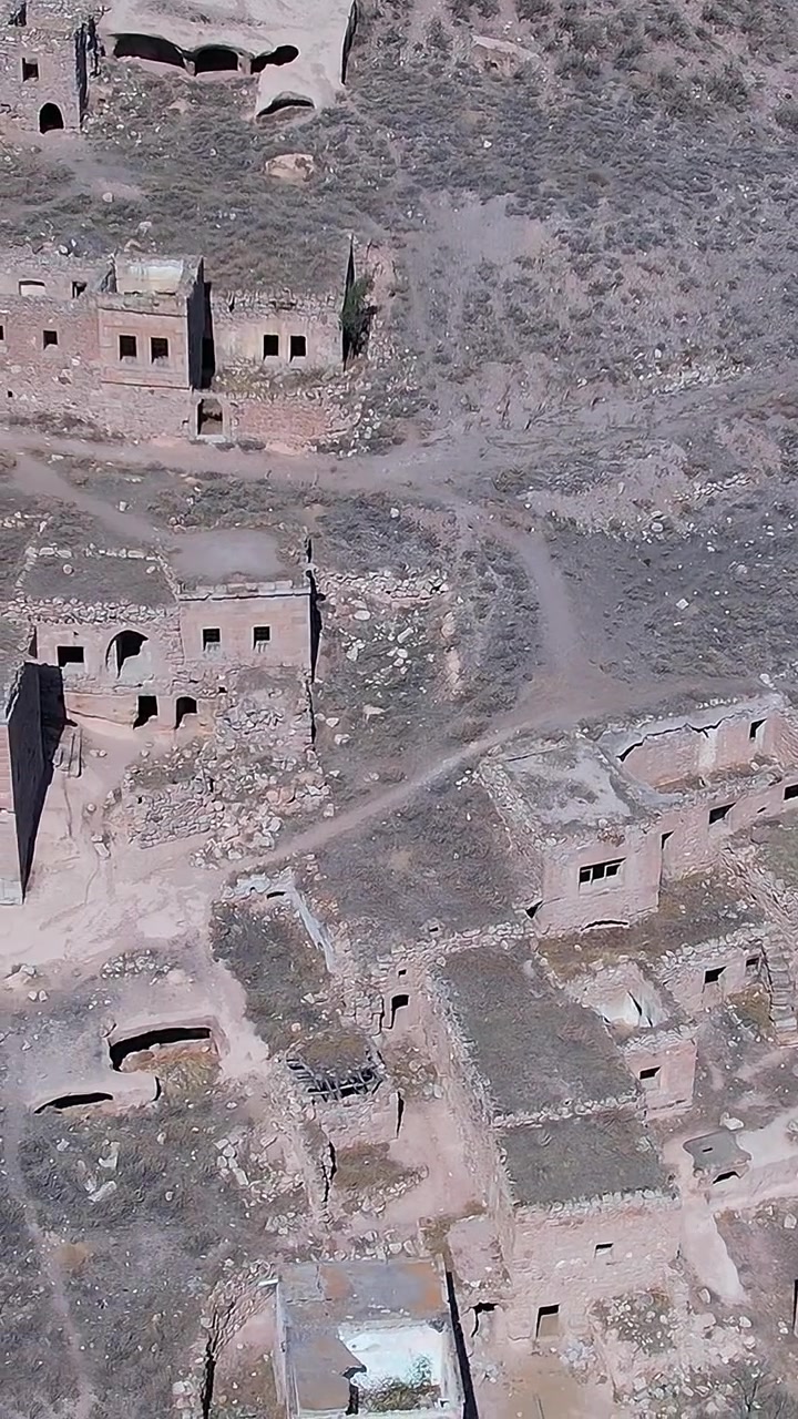 Khám phá các công trình kiến trúc cổ xưa ở Cappadocia vào ban ngày.