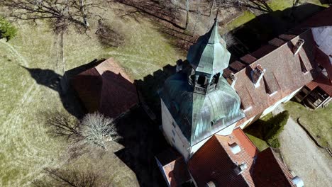 El-Castillo-Aéreo-De-Arriba-Hacia-Abajo-De-Lielstraupe-Es-Una-Parroquia-De-Castle-Straupe,-El-Dron-De-Letonia-Gira-Sobre-La-Fortaleza.