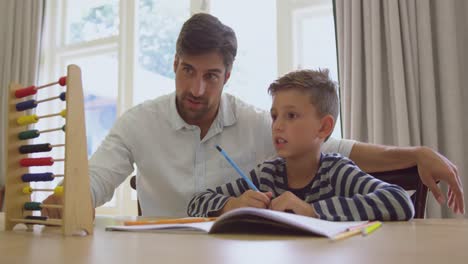padre enseñando a su hijo matemáticas con ábaco en un hogar cómodo 4k