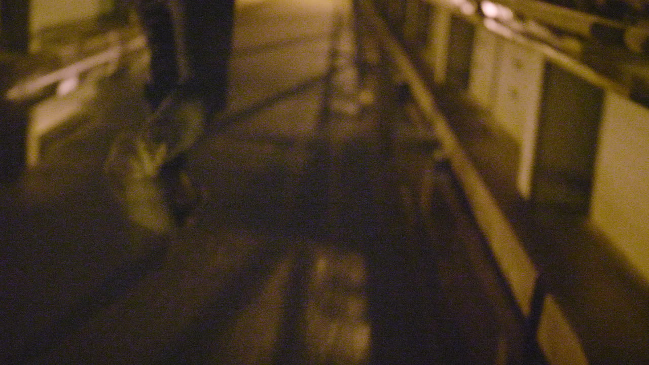 cerca de pies huyendo por la noche