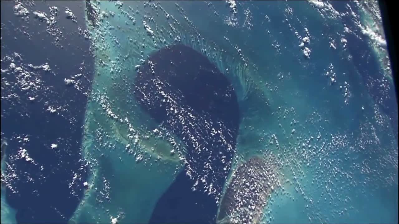 바다와 물의 푸른색을 특징으로 하는 우주에서 지구를 촬영한 사진