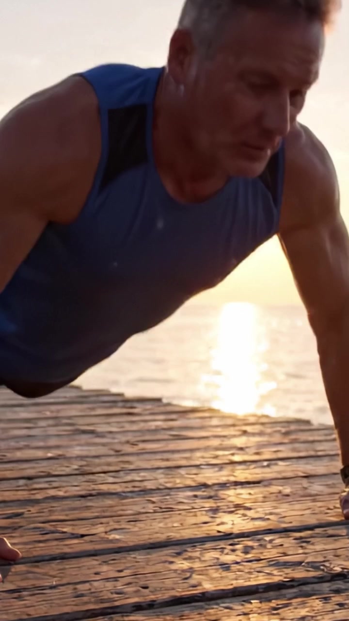 Un Individuo Determinado Realizando Flexiones en un Muelle al Atardecer, Enfatizando la Fuerza, la Perseverancia y la Belleza de la Naturaleza Durante los Entrenamientos Vespertinos