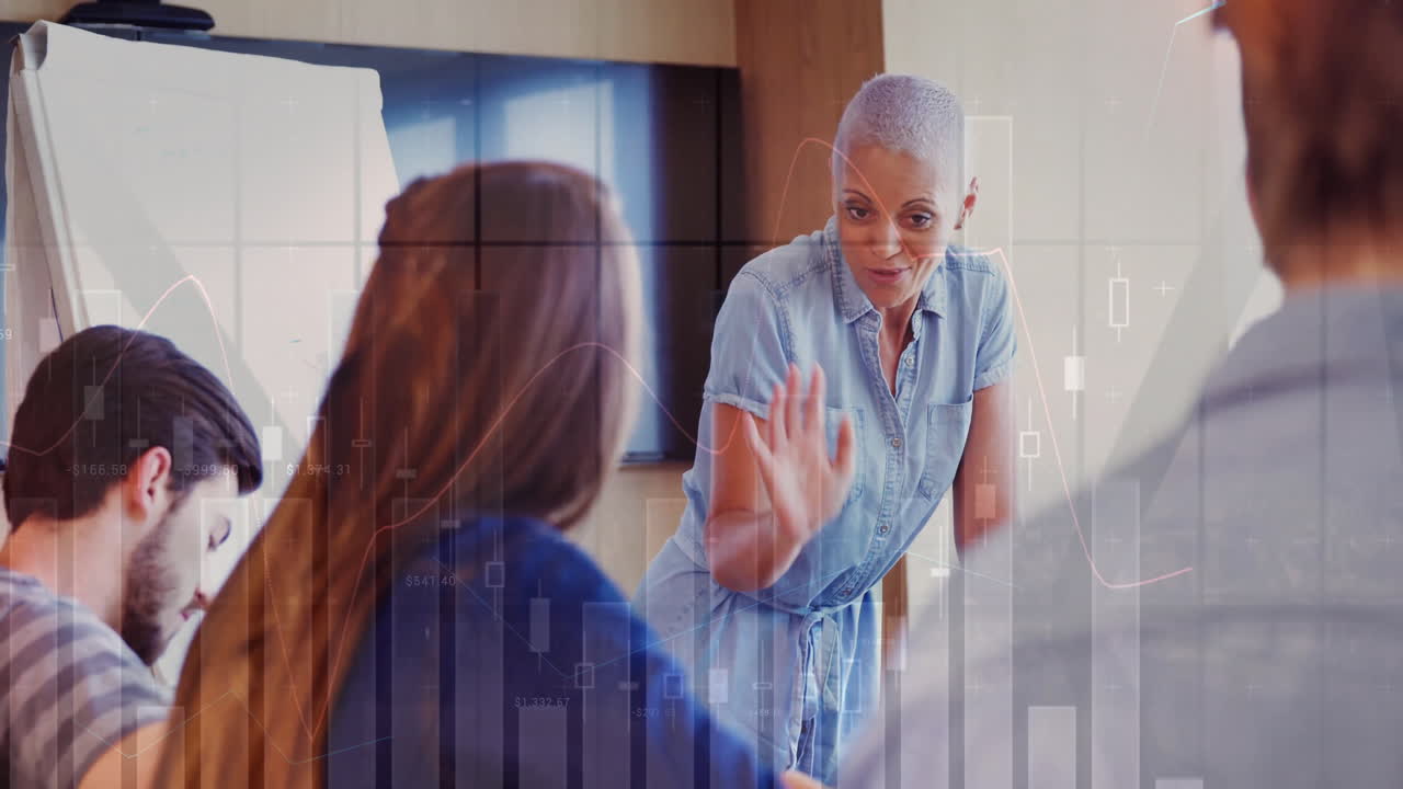 Animatie van financiële gegevensverwerking over diverse collega's tijdens een vergadering op kantoor