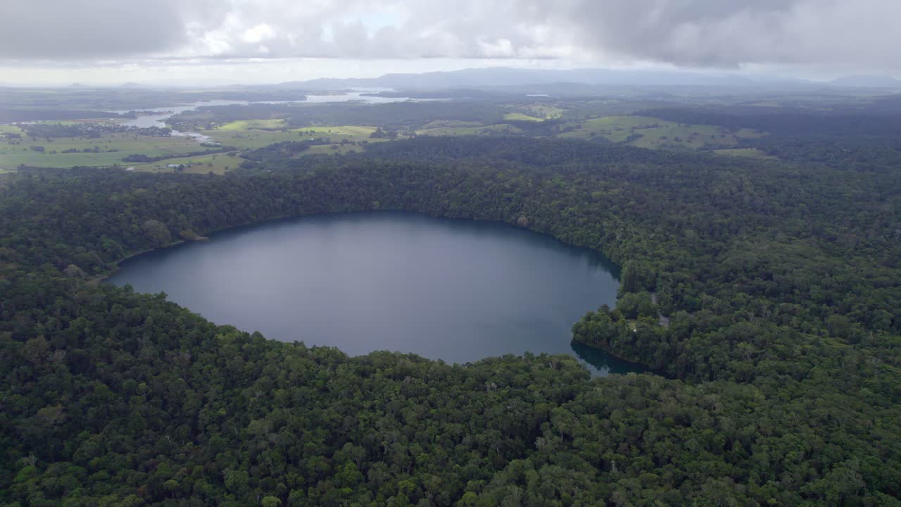 atherton tableland, queensland, australia에 있는 lake eacham의 목가적인 풍경 - 공중 드론 샷