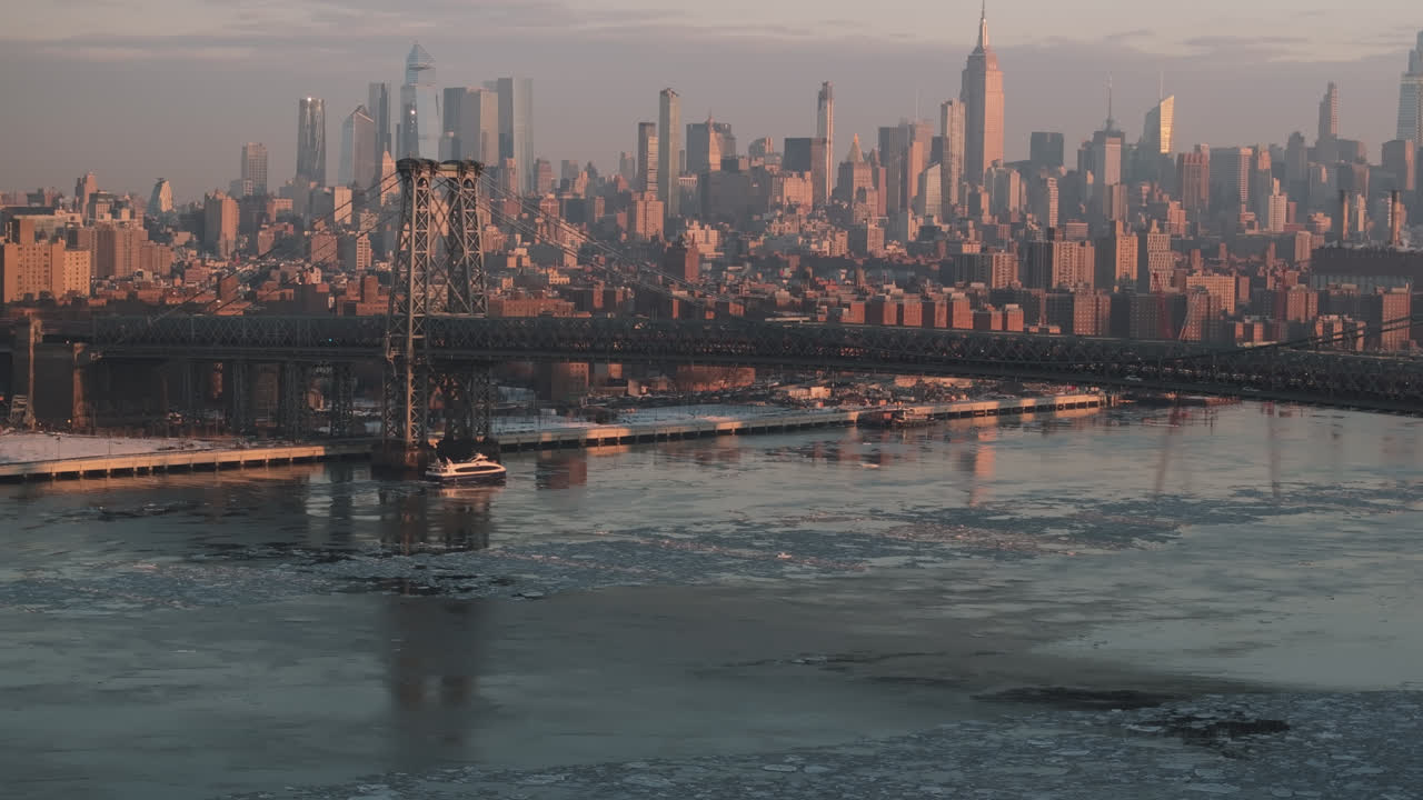 Vista aérea del Puente de Williamsburg al amanecer. Filmado en la ciudad de Nueva York en una mañana de invierno