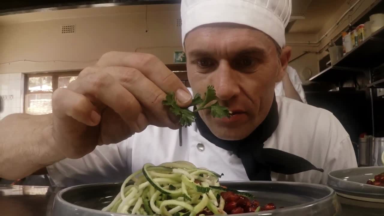 cocinero masculino adornando alimentos