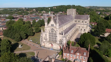 drone en ascenso disparado sobre la catedral de winchester, capturado en verano en hampshire, reino unido