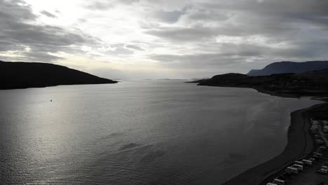 Toma-Aérea-De-La-Escoba-Del-Lago-Al-Atardecer-Cerca-De-Ullapool-En-Las-Tierras-Altas-Escocesas-Con-Montañas-A-Ambos-Lados