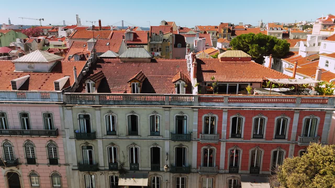 Paesaggio urbano di Lisbona con tetti di tegole rosse