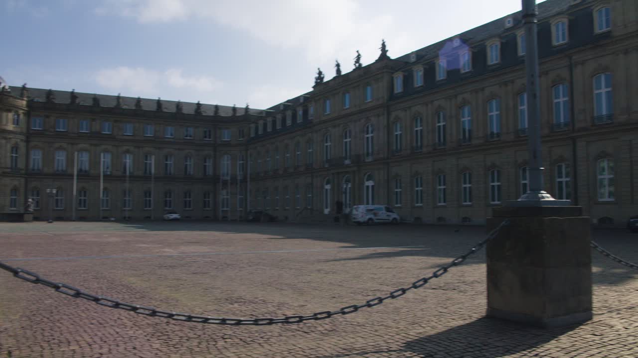 columna central panorámica tiro-schlossplatz en el centro de stuttgart en 4k, lente roja komodo cooke mini s4i calidad premium | noticias