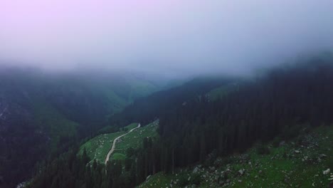 Hermosa-Toma-Aérea-Reveladora-De-Una-Carretera-Himalaya-En-Manali,-Himachal-Pradesh