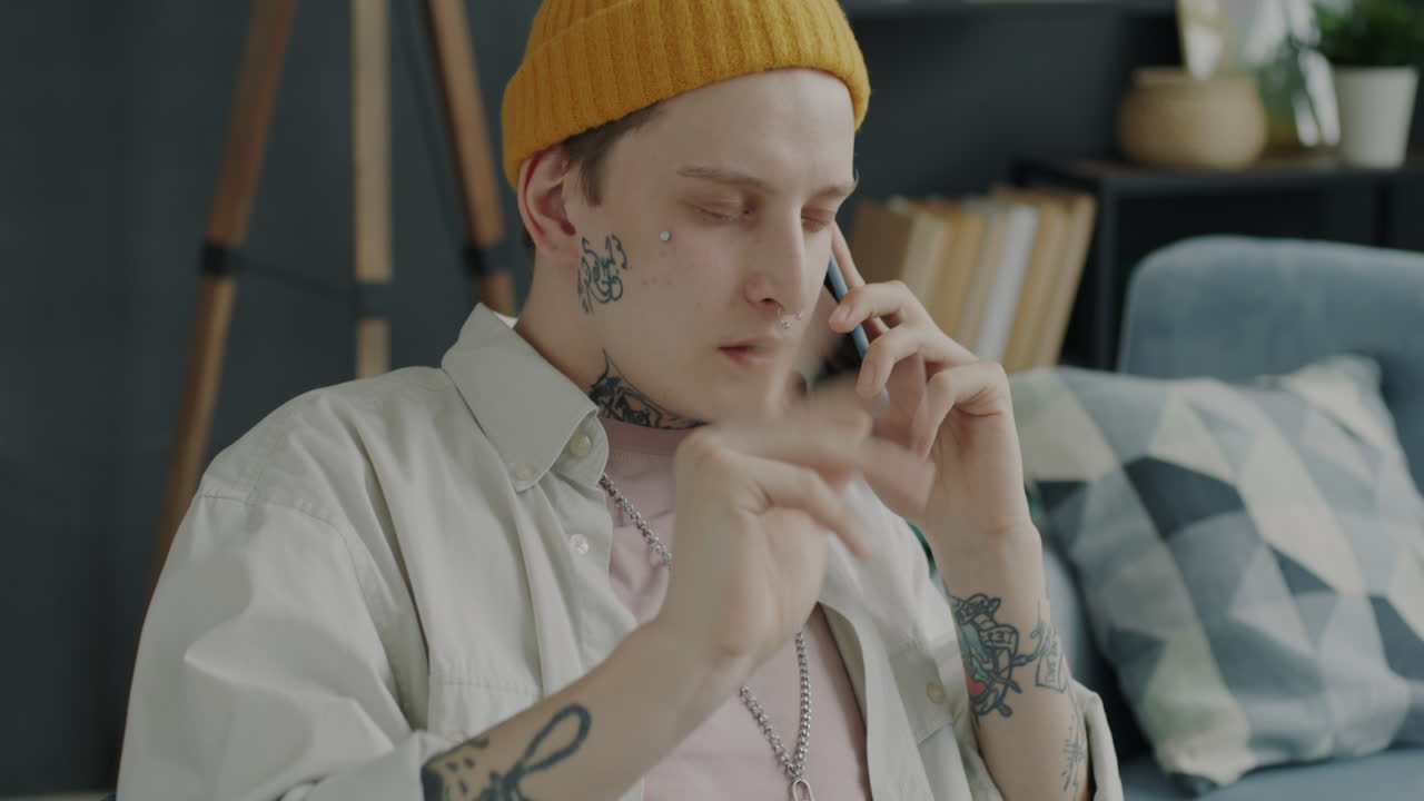 전화하는 젊은이