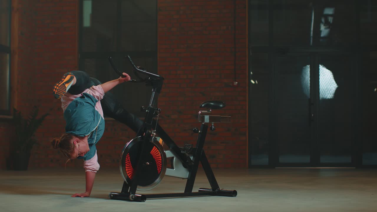 자전거를 타고 에어로빅 스트레칭 훈련을 하는 운동 여자