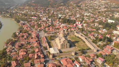 Aerial-view-of-The-Svetitskhoveli-Cathedral,-locatedin-the-city-of-Mtskheta,-Georgia