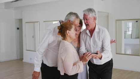 una pareja de mayores caucásicos pasando tiempo juntos en un salón de baile