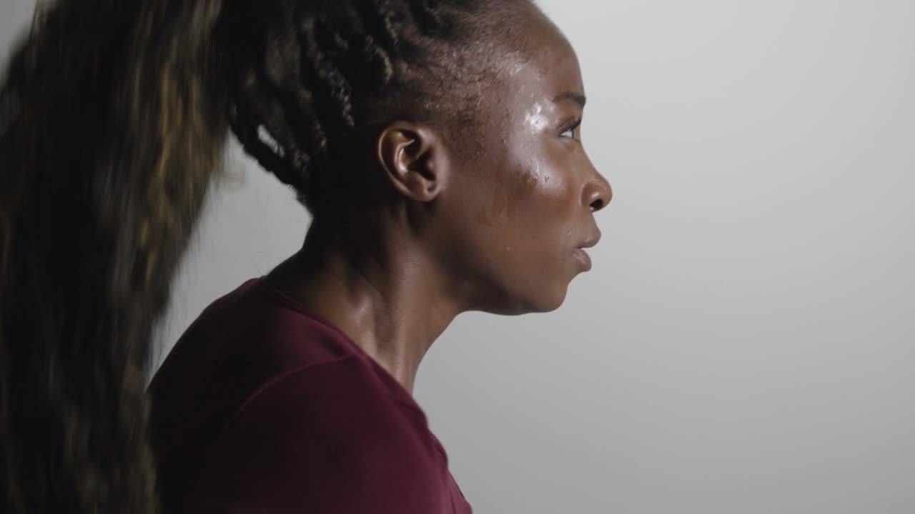 Primo piano in studio di due donne in abbigliamento fitness che si allenano l'una di fronte all'altra 1