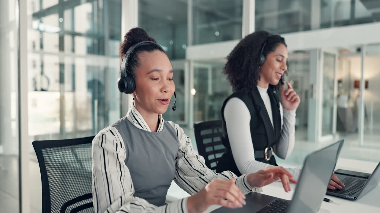 dos mujeres trabajando en un centro de llamadas
