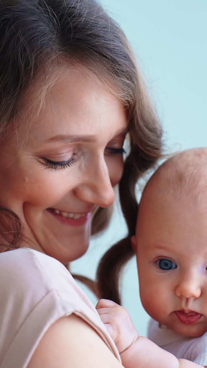 Zärtlicher Moment zwischen einer Mutter und ihrem Neugeborenen