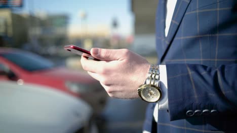 hombre de negocios usando teléfono inteligente y llave de coche