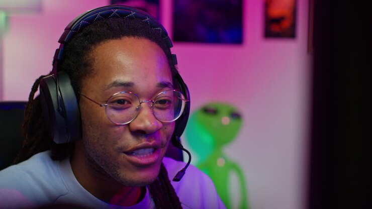Giovane uomo che gioca ai videogiochi con un headset.
