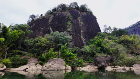 paisaje de montaña rocosa junto a un río