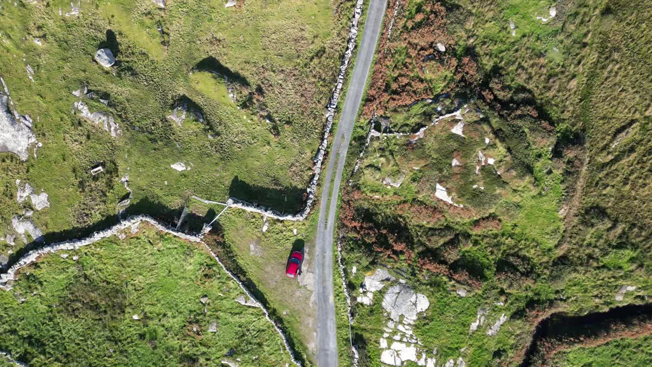aerial sobre una carretera sinuosa en la vegetación exuberante, banraghbaun sur, galway