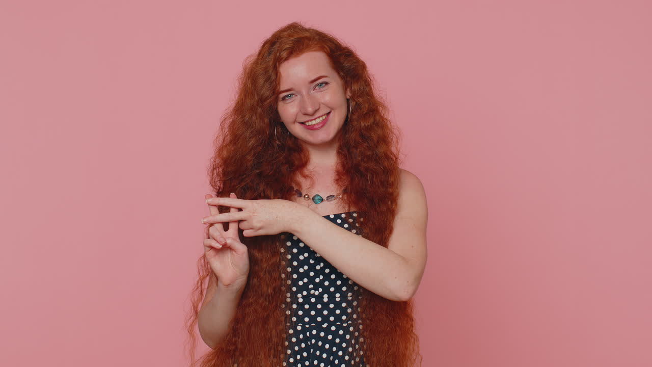 쾌활한 은 머리 여성은 손으로 해시태그 기호를 보여주고, 좋아합니다, 태그 메시지, 인기 있는 바이러스 콘텐츠