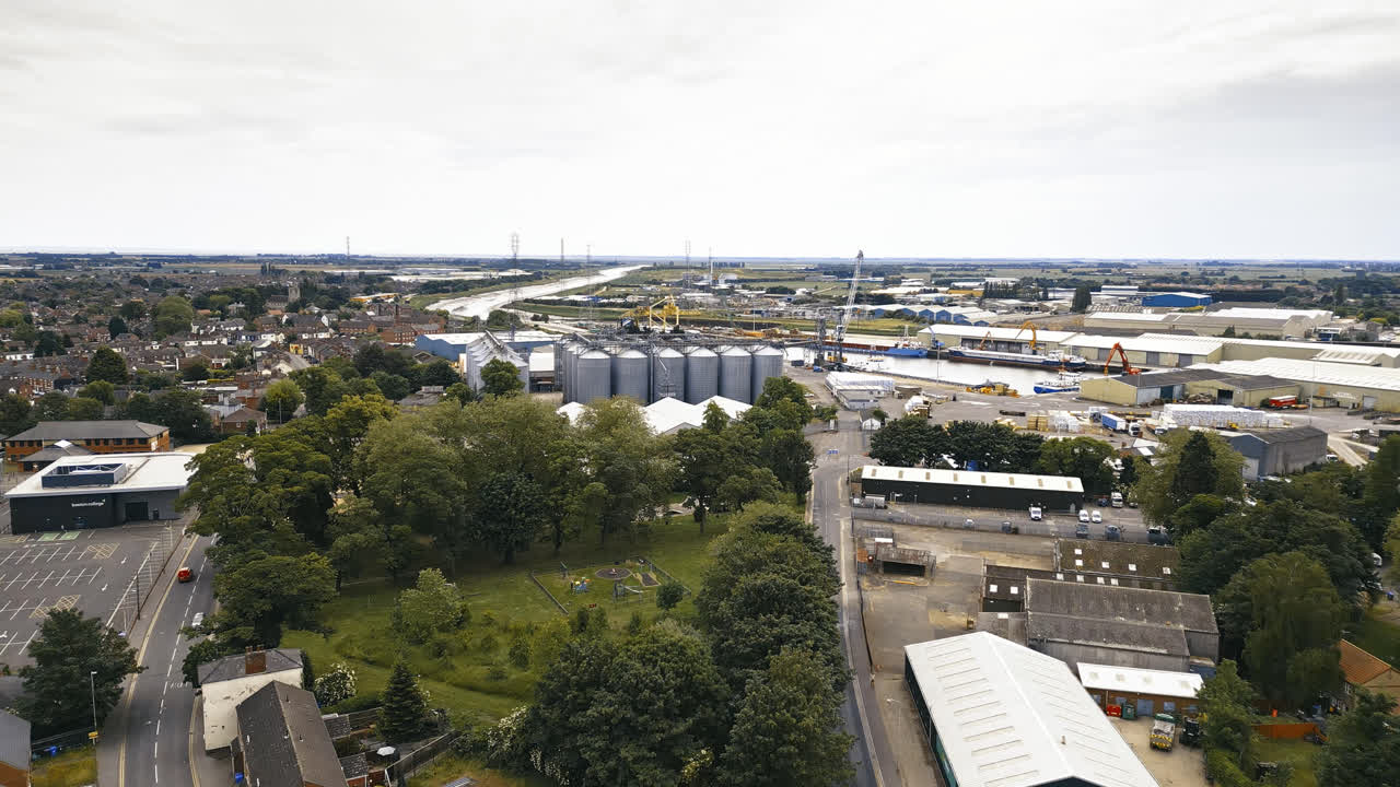 Incredibili riprese aeree con drone mostrano Boston, Lincolnshire: Porto, navi, Chiesa di Saint Botolph, Ponte di Saint Botolph