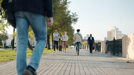 escena del parque de la ciudad con gente