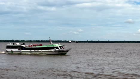 barco en un río
