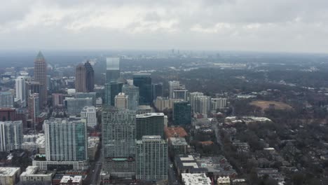 Disparo-De-Un-Dron-Sobre-El-Centro-De-Atlanta-En-Un-Día-Nublado-Después-De-Una-Tormenta