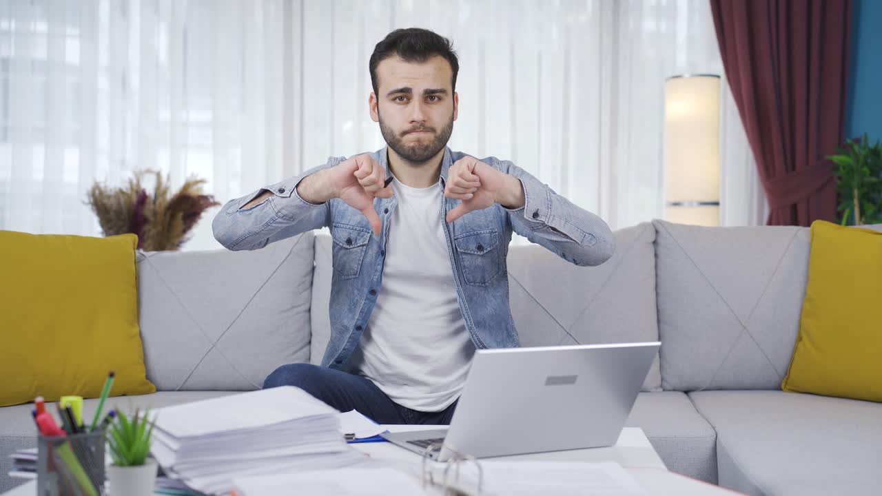 retrato de un hombre de negocios independiente frustrado.