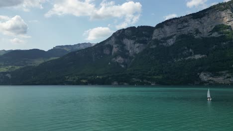 Viaje-Tranquilo-En-Velero-En-Medio-De-Lagos-Alpinos-Suizos,-Montañas