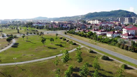 zona residencial suburbana con parque y carretera