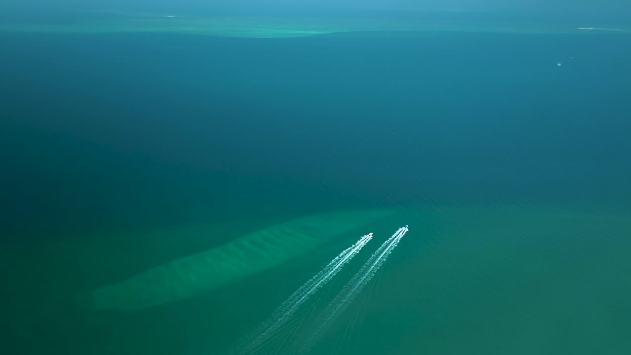 Aerial video of the great coral reef of Veracruz, the majestic sea crossed by two boats