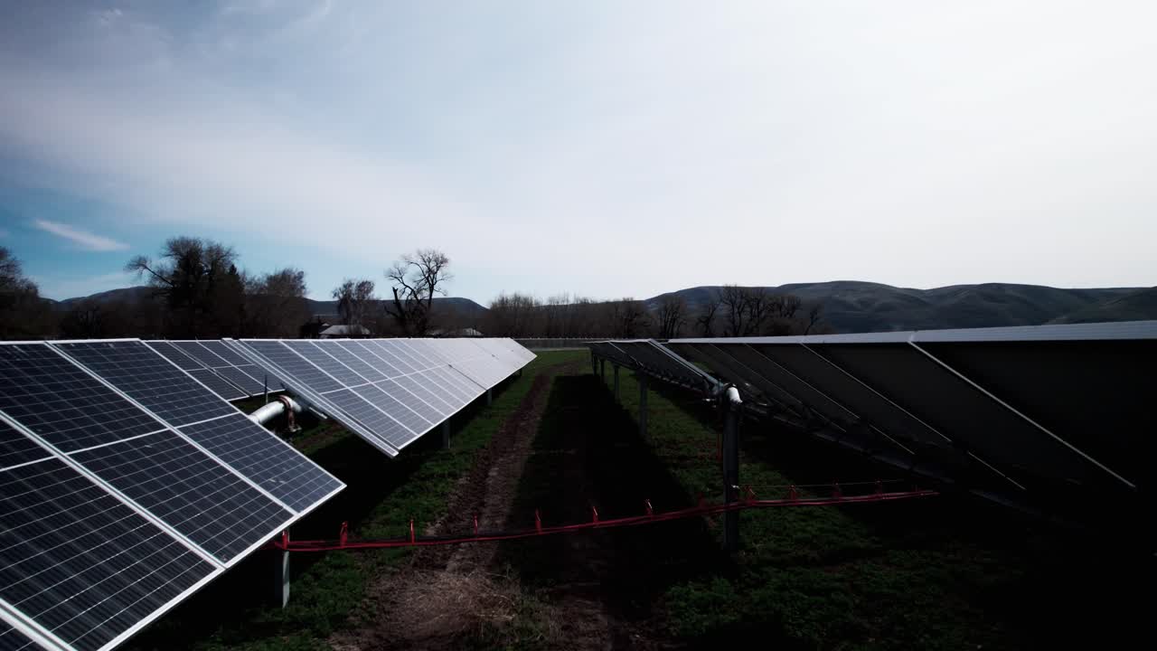 el sol se refleja en los paneles solares en una instalación eléctrica de energía verde rural, aérea