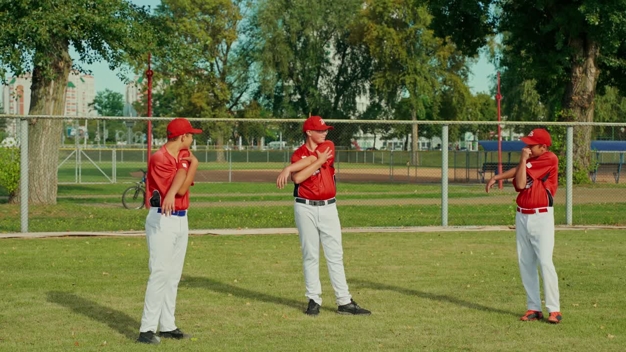Una squadra di baseball si riscalda sul campo
