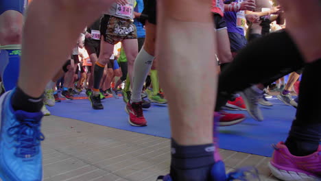la línea de salida del maratón de montpellier llena de corredores, vista cercana al suelo