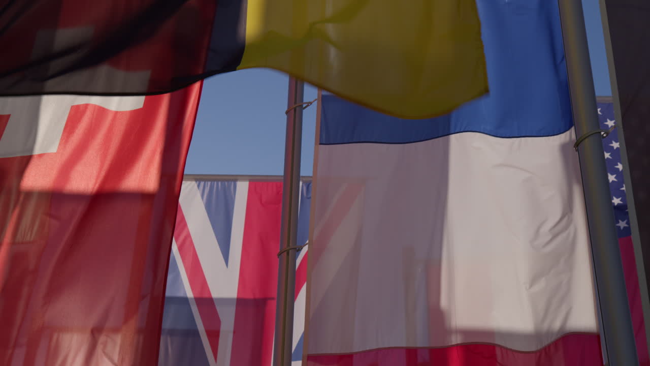 la bandera vertical de los países de la unión europea ondea contra un telón de fondo de cielo azul en baden-baden, alemania - toma de bajo ángulo