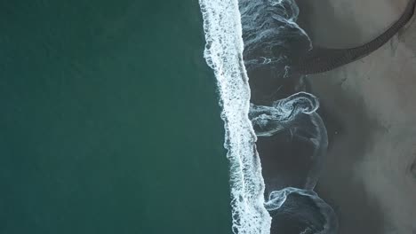 Tiro-Aéreo-De-Drones-En-La-Playa