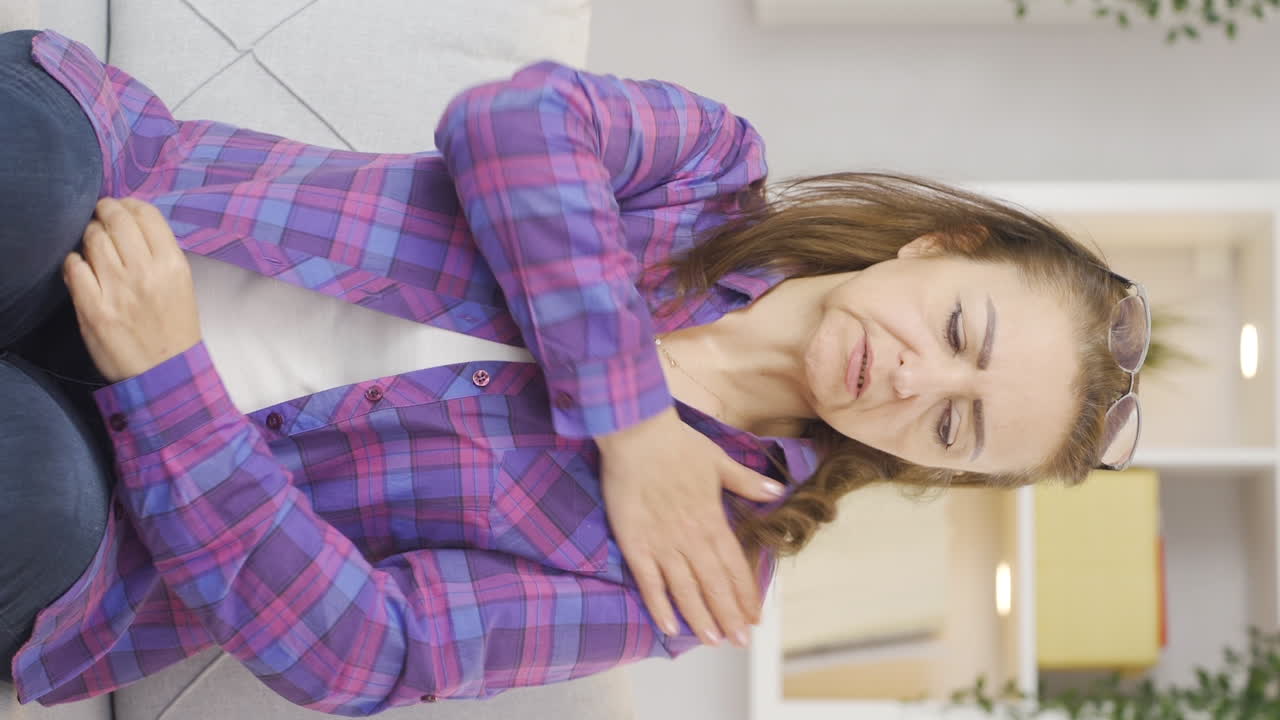 el video vertical de la mujer está sufriendo de dolor en las articulaciones.