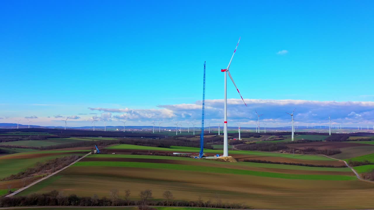 현장에 크레인이 있는 풍력 터빈 건설 - 공중 드론 샷