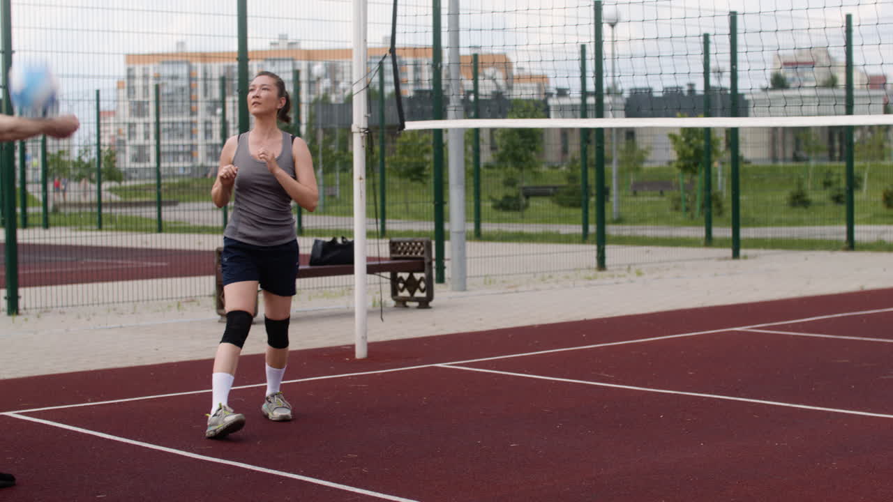 운동복을 입은 다민족 친구들의 클로즈업 보기