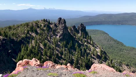 Blick-Auf-Die-Kaskadenberge-Und-Einen-See