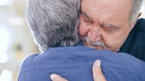 hogar, abrazo y pareja de ancianos con apoyo