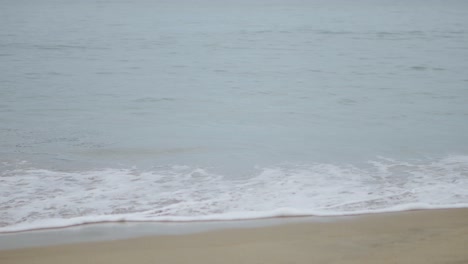 Wellen-Rollen-Auf-Sand-Am-Strand