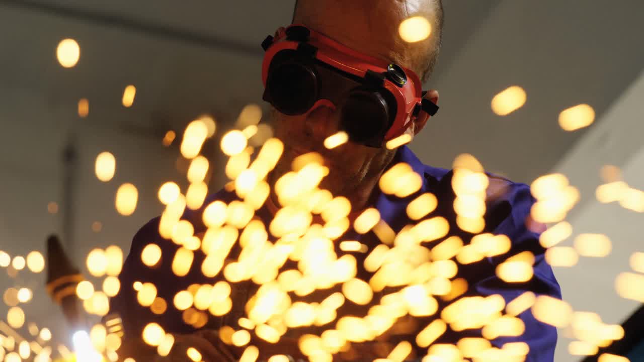 soldador que suelda un metal