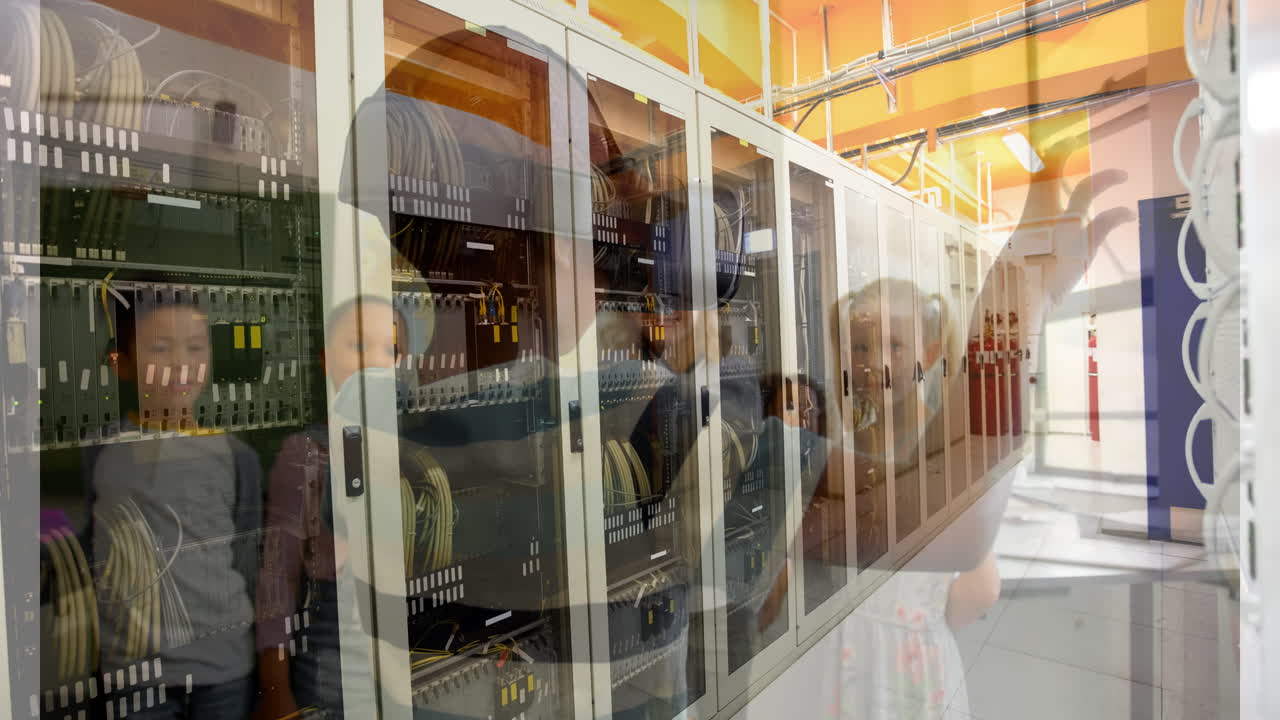 vr 헤드 ⁇ 을 착용 한 학교 소년 위의 컴퓨터 서버의 애니메이션