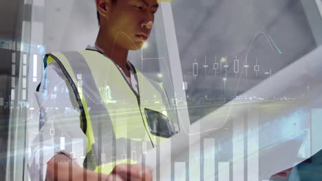 arquitecto mirando un plan de construcción 4k