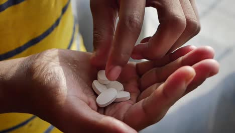 hombres jóvenes que toman pastillas médicas